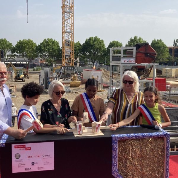 Edeis Ingénierie participe à la pose du premier mur en bois-paille du collège Katia-Krafft